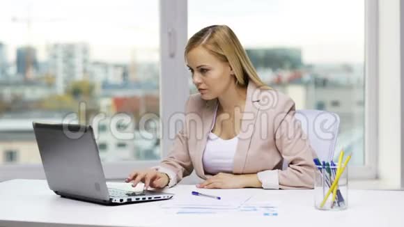 带着笔记本电脑和文件微笑的女商人视频的预览图