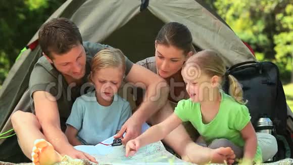 可爱的家庭露营在农村视频的预览图