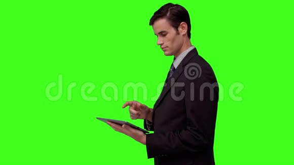 商人用他的数字平板电脑视频的预览图