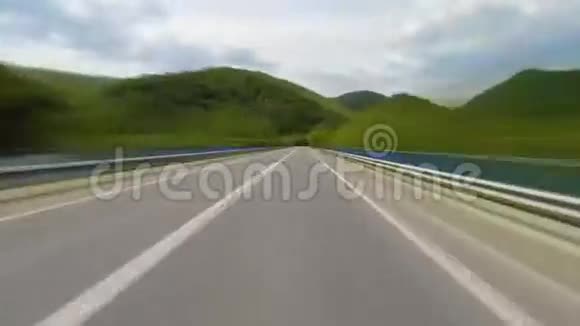 在山里的乡村公路上开车视频的预览图