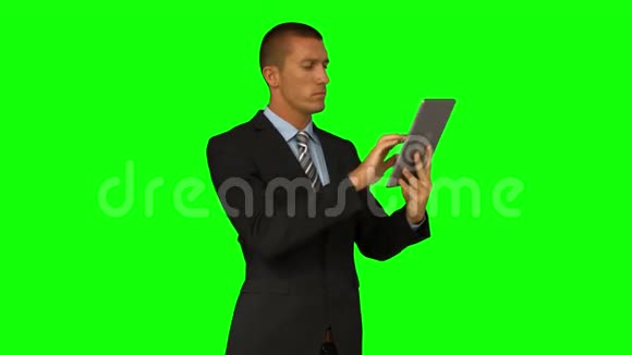 商人用他的平板电脑视频的预览图