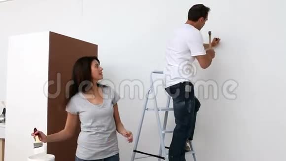 一对夫妇用白色画墙视频的预览图