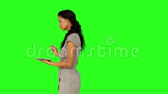 女商人用她的平板电脑视频的预览图