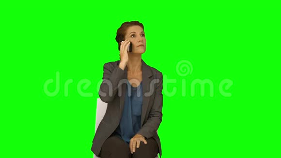 女商人坐着等电话视频的预览图