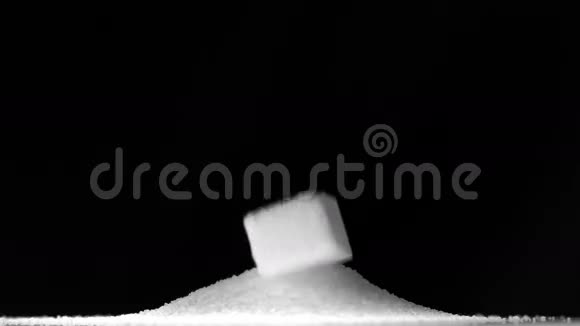 糖块落在糖堆上视频的预览图