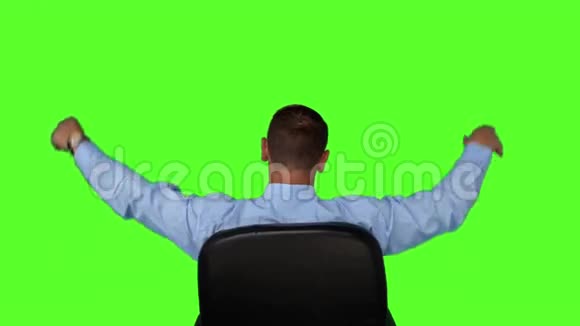 商人坐在转椅上视频的预览图