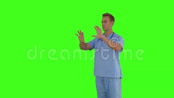 外科医生站在与手互动视频的预览图