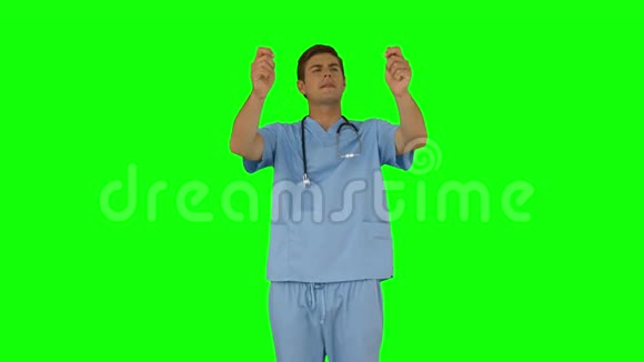 外科医生站在与手互动视频的预览图