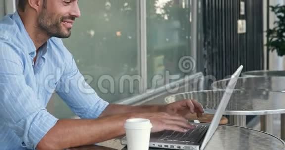 快乐的帅哥用笔记本电脑视频的预览图