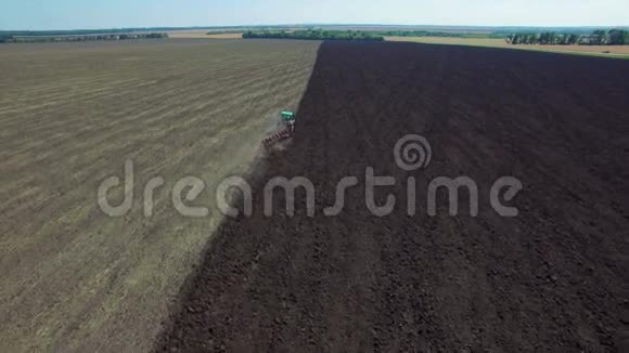 拖拉机耕土的鸟瞰图视频的预览图