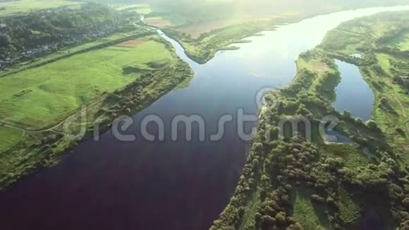 绿色草地河流的空中地貌视频的预览图