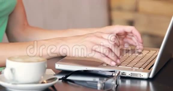 使用笔记本电脑的金发美女视频的预览图