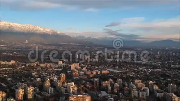 智利圣地亚哥市的鸟瞰图视频的预览图