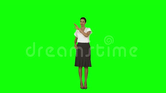 女商人站着指指点点视频的预览图