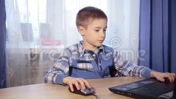孩子玩电脑游戏一个小男孩视频的预览图