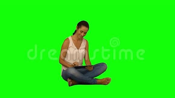休闲女性坐着使用平板电脑视频的预览图