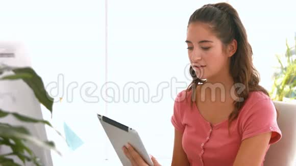 临时女商人使用笔记本电脑视频的预览图