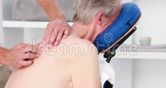 物理治疗师为病人做背部按摩视频的预览图