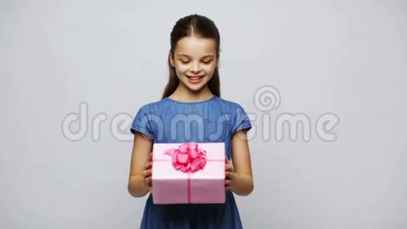 幸福微笑的女孩拿着礼盒视频的预览图