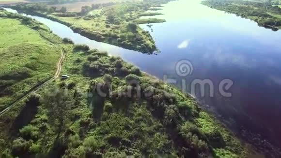 绿色草地河流的空中地貌视频的预览图