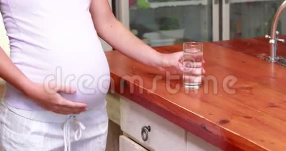 孕妇喝一杯水视频的预览图