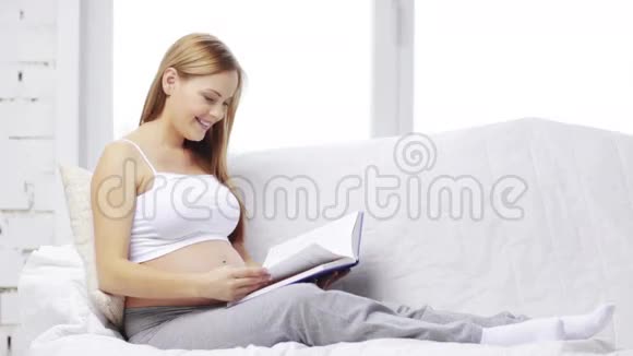 孕妇在家看书视频的预览图