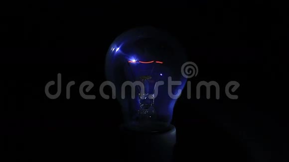 黑色背景上的灯泡视频的预览图