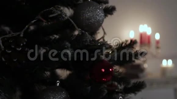 客房圣诞室内装饰视频的预览图
