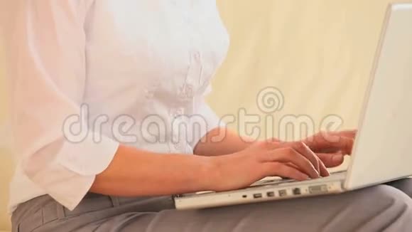 关闭一个使用笔记本电脑的女人视频的预览图