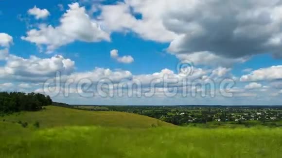 风景云彩在有树木的田野上移动视频的预览图