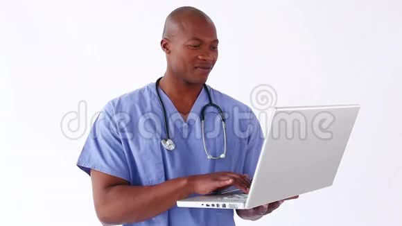 微笑医生用笔记本电脑视频的预览图