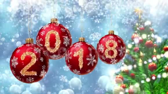 红色球与数字2018挂在背景的蓝色bokeh和旋转圣诞树三维渲染视频的预览图