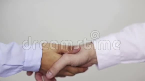 商人和女商人握手视频的预览图