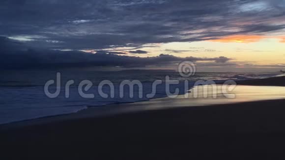 日落于太平洋之上尼豪岛位于地平线上视频的预览图