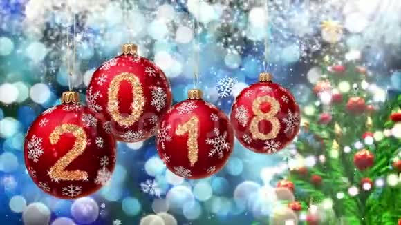 红色球与数字2018挂在背景的蓝色bokeh和旋转圣诞树三维渲染视频的预览图