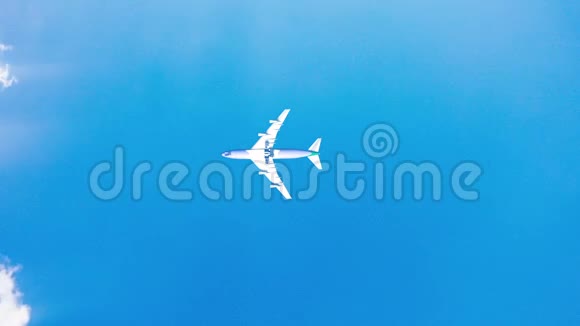 飞机乘晴天蓝天飞行循环视频延时视频的预览图