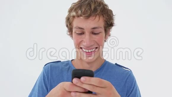 快乐的年轻人用他的手机视频的预览图