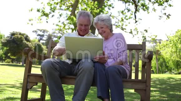退休的人用笔记本电脑视频的预览图