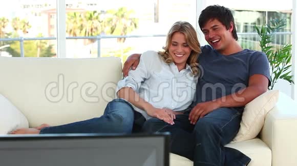 微笑的夫妇坐在沙发上视频的预览图