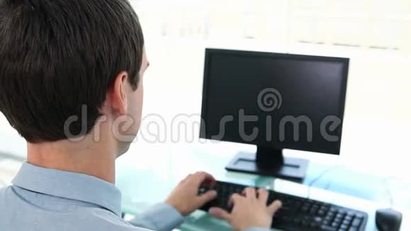 商人在电脑上打字视频的预览图