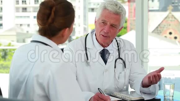 医生和年轻的女医生谈话视频的预览图