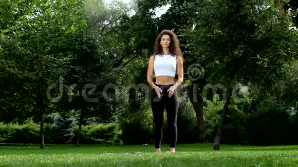 在公园练习瑜伽的美女视频的预览图
