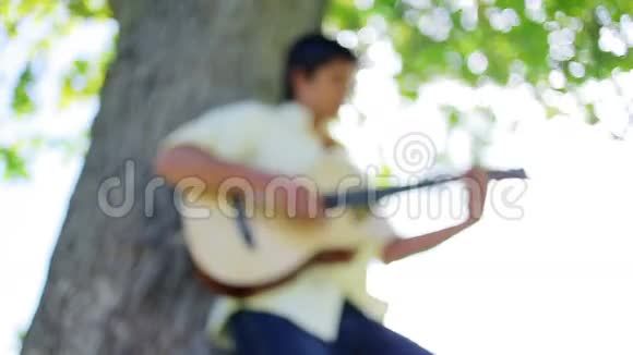 布鲁内特曼弹吉他视频的预览图