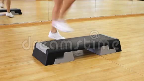 在运动过程中女性的腿在踏板上视频的预览图