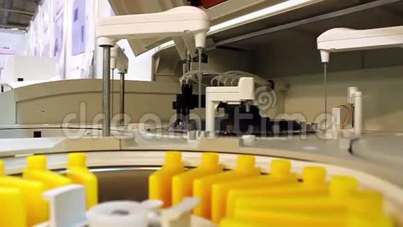 化学分析实验室视频的预览图