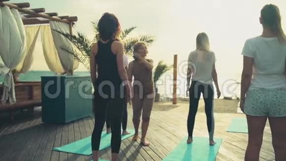 沙滩慢动作瑜伽课视频的预览图