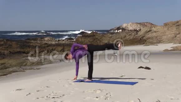 加州海滩瑜伽练习视频的预览图