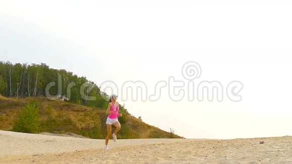 女孩从事运动慢跑视频的预览图