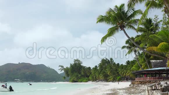 塞舌尔热带海滩景色视频的预览图
