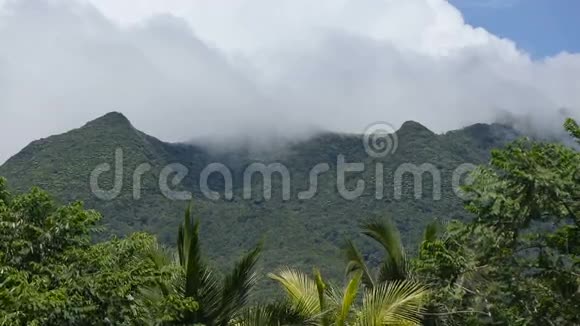 山和天空的景观卡米古因岛视频的预览图